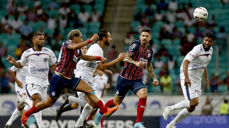 Bahia vira aos 50 minutos do 2º tempo, vence o Bahia de Feira e vai à semi do Baianão