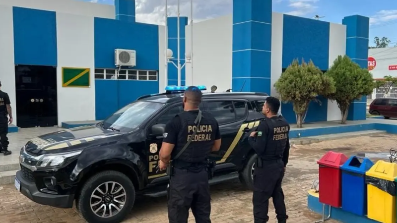 PF combate fraudes no Bolsa Família em prefeitura baiana; quase 50% de servidores recebiam benefício