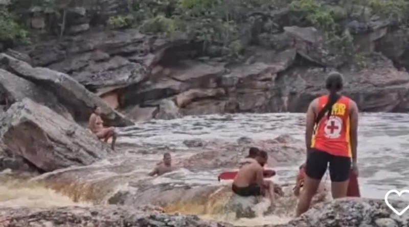 Família é resgatada por Bombeiros do 11º BBM e guias locais após ficarem ilhadas durante cabeça d’água em Lençóis