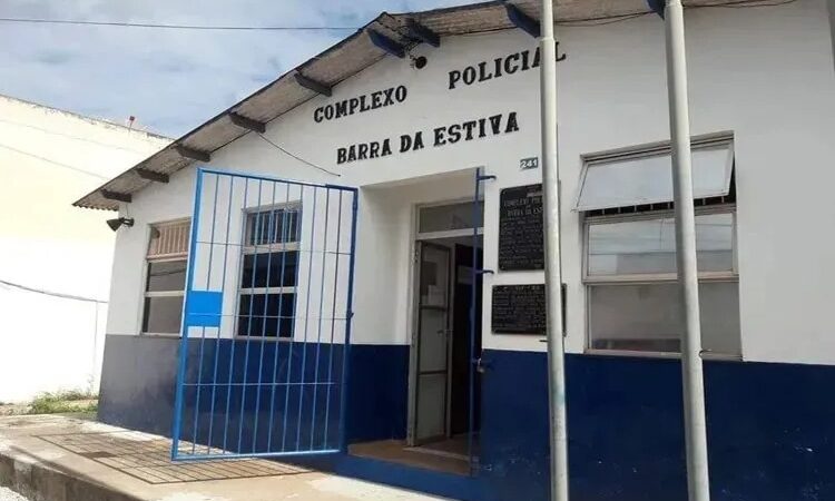 Em Barra da Estiva, criança de 11 anos é flagrada dirigindo carro de luxo com o tio no centro da cidade.