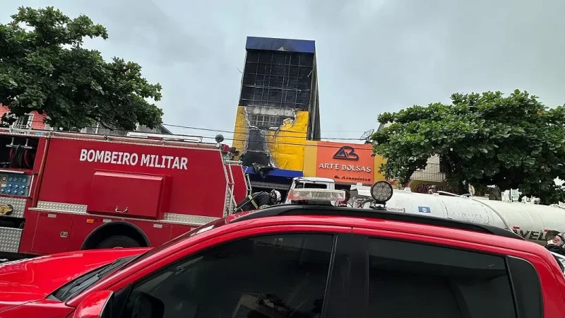 Incêndio de grandes proporções atinge várias lojas na manhã desta segunda-feira (04/03) no centro de Itaberaba