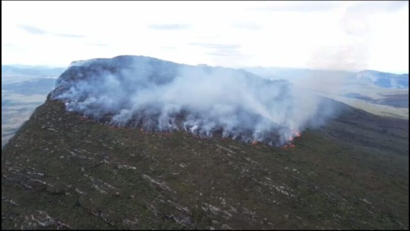 incêndio atinge o Morro do Esbarrancado, em Palmeiras