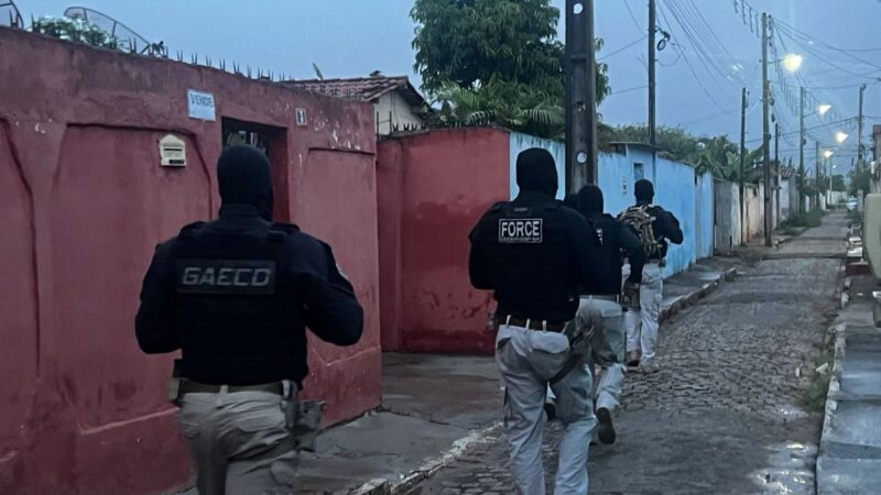 Três policiais são presos por suspeita de participação em grupo de extermínio