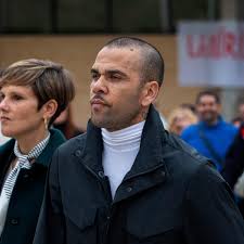 Justiça espanhola absolve Daniel Alves e anula condenação por estupro em Barcelona