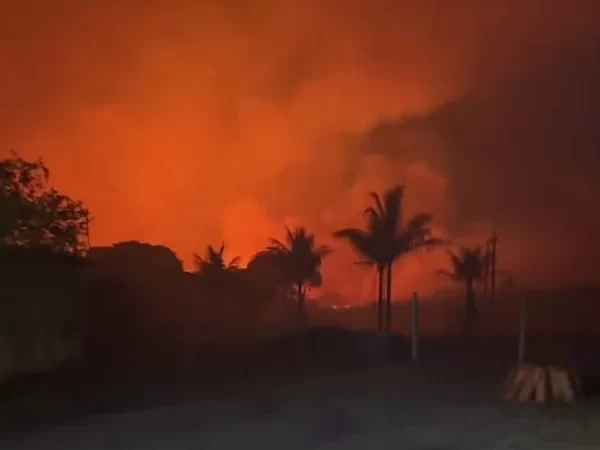 Incêndio de grandes proporções atinge região do Morro do Pai Inácio: ‘vendo de perto é desesperador’