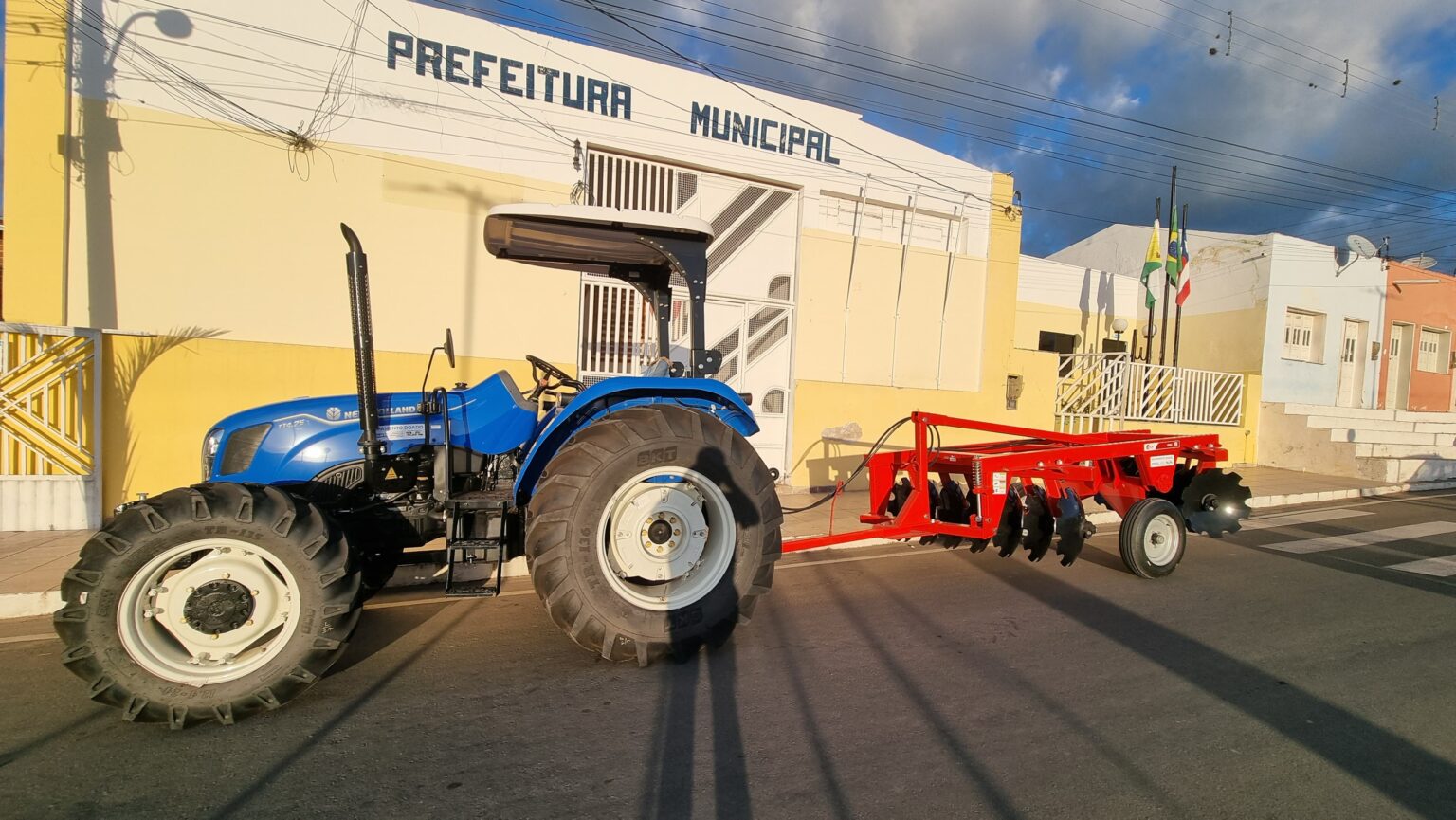 Prefeitura de Ibiquera reforça apoio ao Homem do Campo com um novo rrator agrícola