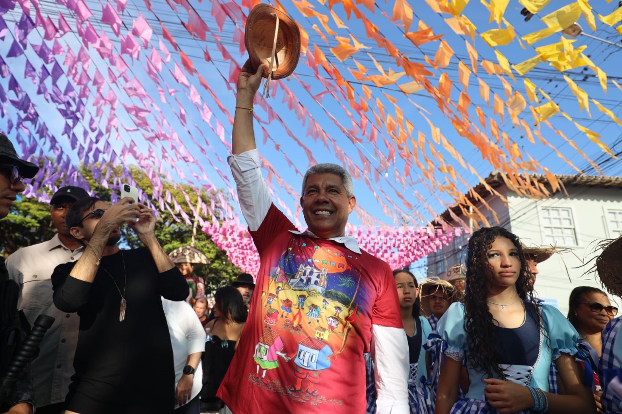 Em Mucugê, governador entrega aeródromo e acompanha festejos de São João