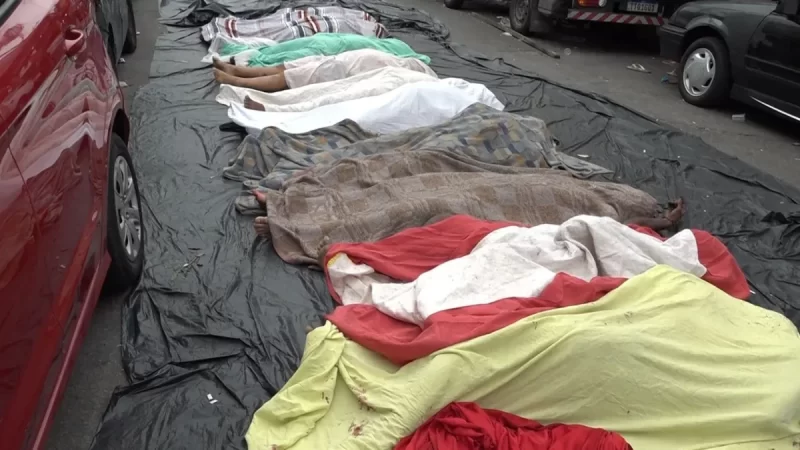 Moradores resgatam dezenas de corpos na mata e total de mortos em operação no Rio passa de 120