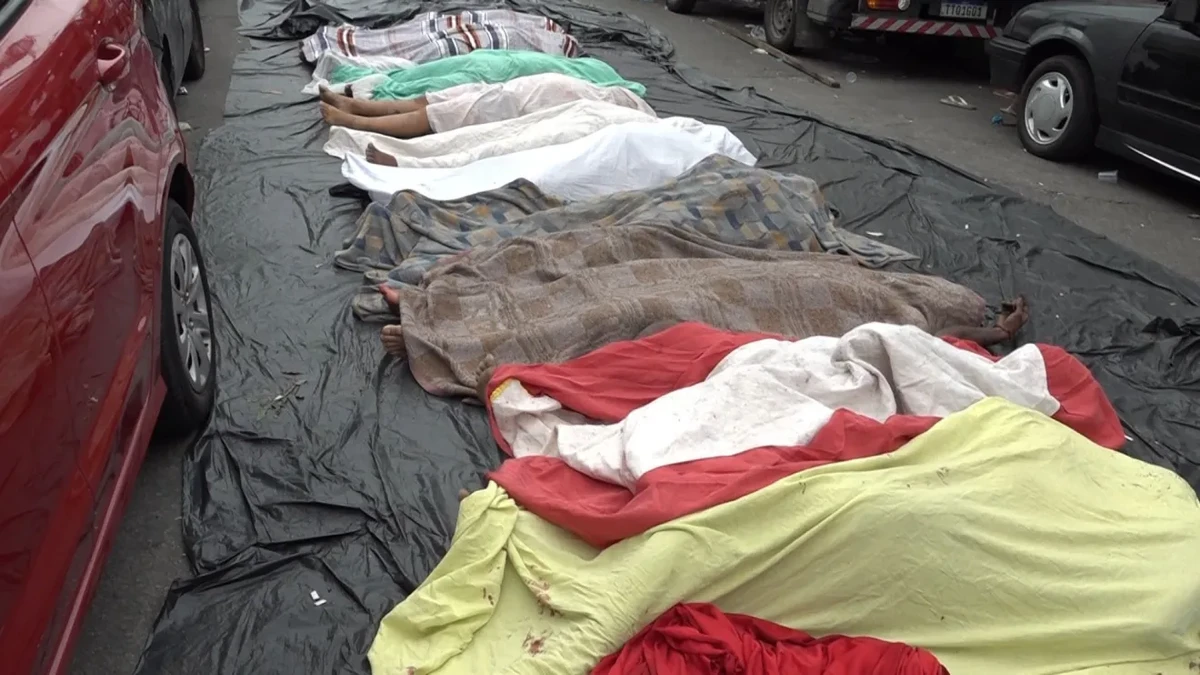 Moradores resgatam dezenas de corpos na mata e total de mortos em operação no Rio passa de 120