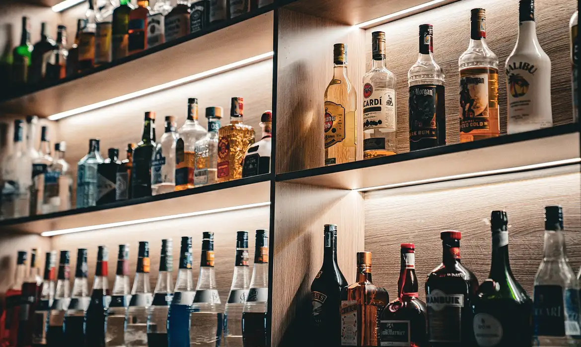 Governo aumenta pena por venda de bebida alcoólica a menores