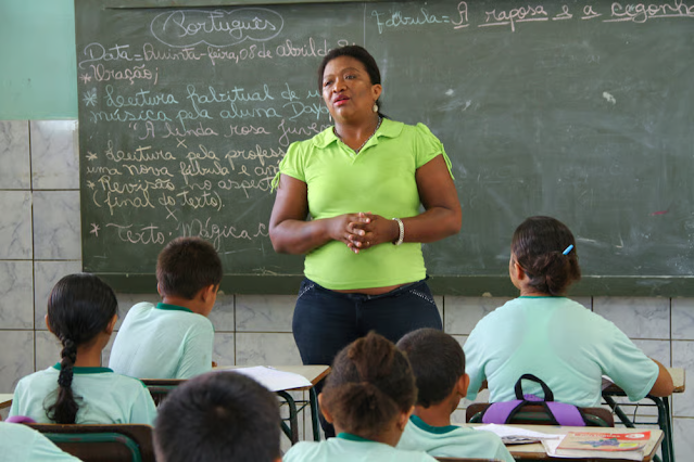 Constituição passa a permitir que professores acumulem cargo com outro de qualquer natureza