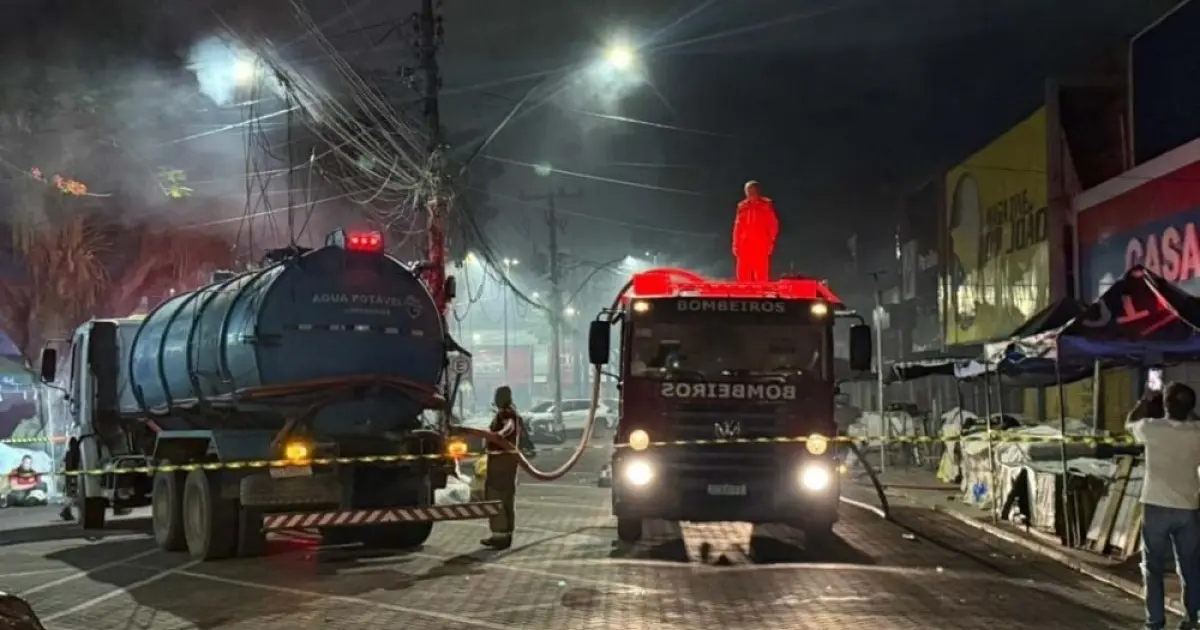 Incêndio de grandes proporções atinge loja de eletrodomésticos em Feira de Santana