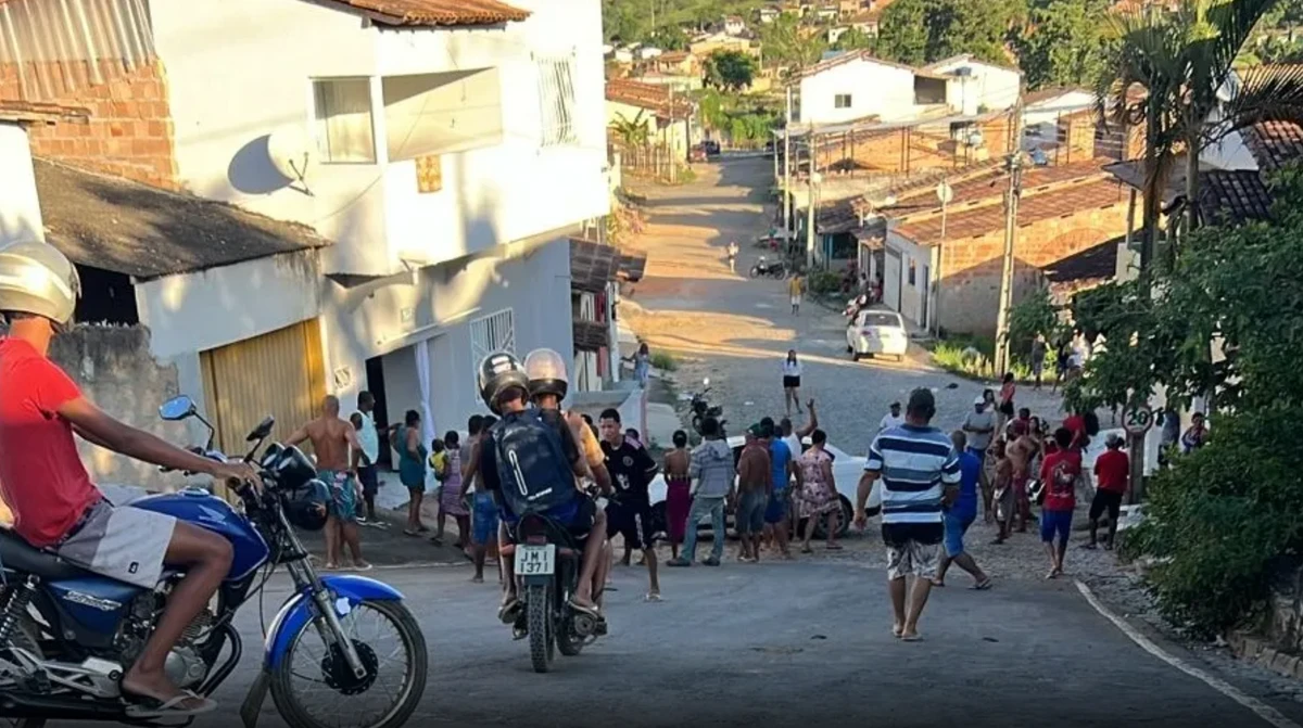 Avó e neto de 6 anos morrem atropelados na porta de casa após carro invadir residência na Bahia