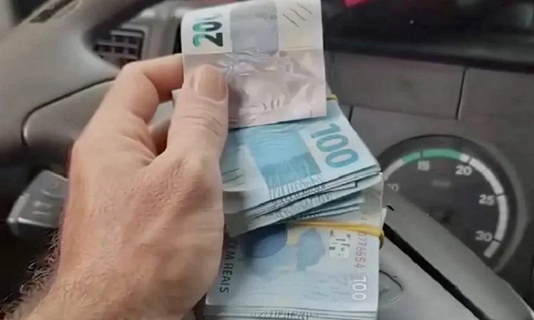 Caminhoneiro devolve R$ 11 mil encontrados em estrada rural de Brumado