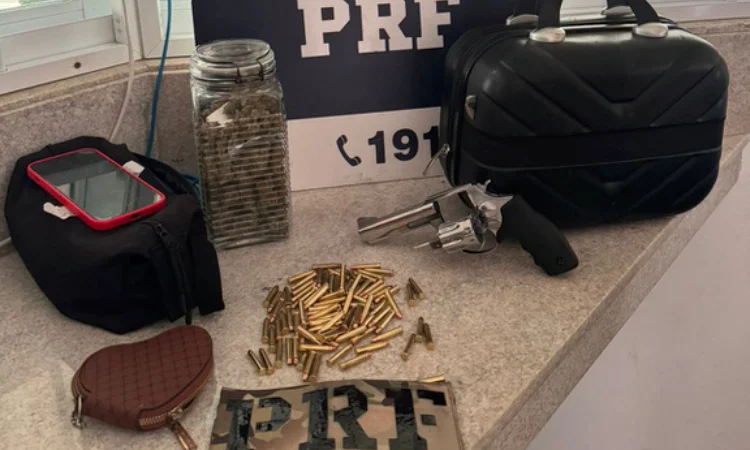 PRF apreende drogas e arma em ônibus com destino à Chapada Diamantina