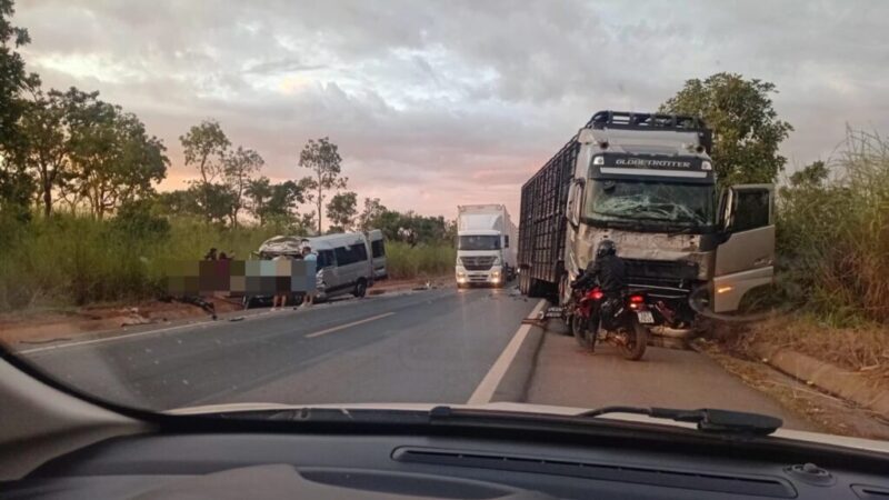 Acidente na BR-020 em Formosa deixa 8 mortos e pelo menos 10 feridos; 5 vítimas da mesma família