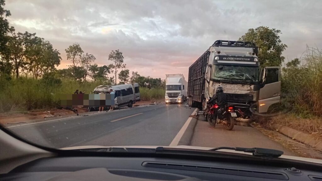 Acidente na BR-020 em Formosa deixa 8 mortos e pelo menos 10 feridos; 5 vítimas da mesma família