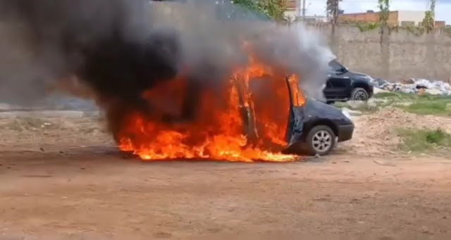 Homem incendeia próprio carro após sair de oficina em Irecê, na Bahia
