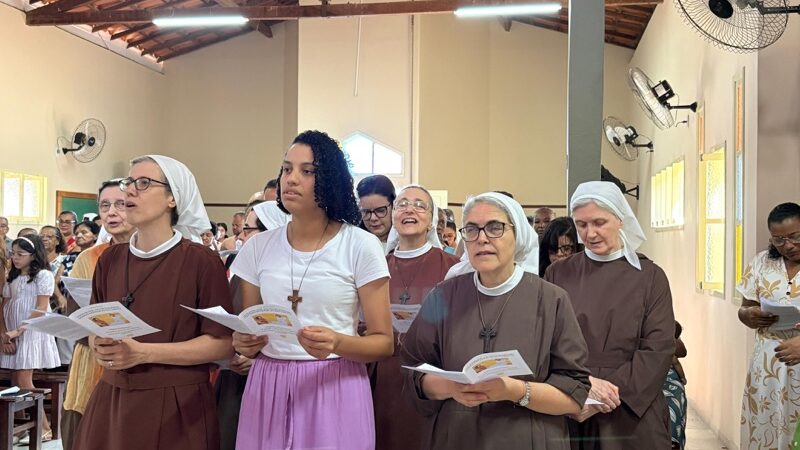 Histórico: Diocese de Ruy Barbosa celebra primeira profissão religiosa de irmã das Carmelitas Brasileiras