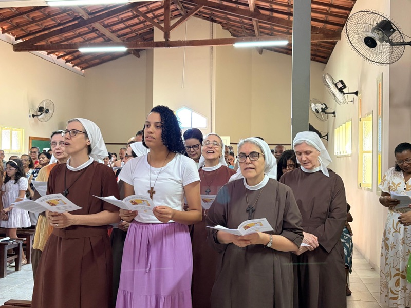 Histórico: Diocese de Ruy Barbosa celebra primeira profissão religiosa de irmã das Carmelitas Brasileiras