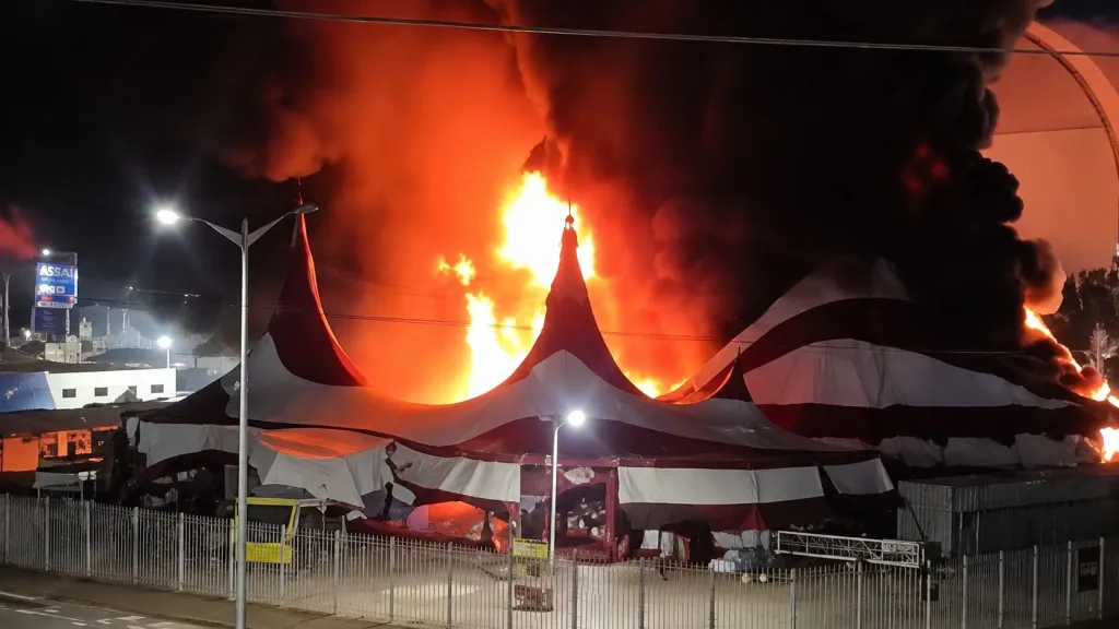 Incêndio destrói parte do Circo do Tirullipa em Natal (RN): ninguém ficou ferido