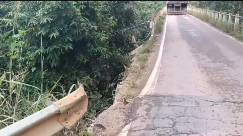 Veículo cai de ponte após acidente em Andaraí, na Chapada Diamantina
