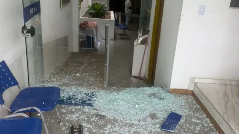 Réu tenta fuga durante julgamento no interior baiano e quebra porta de vidro