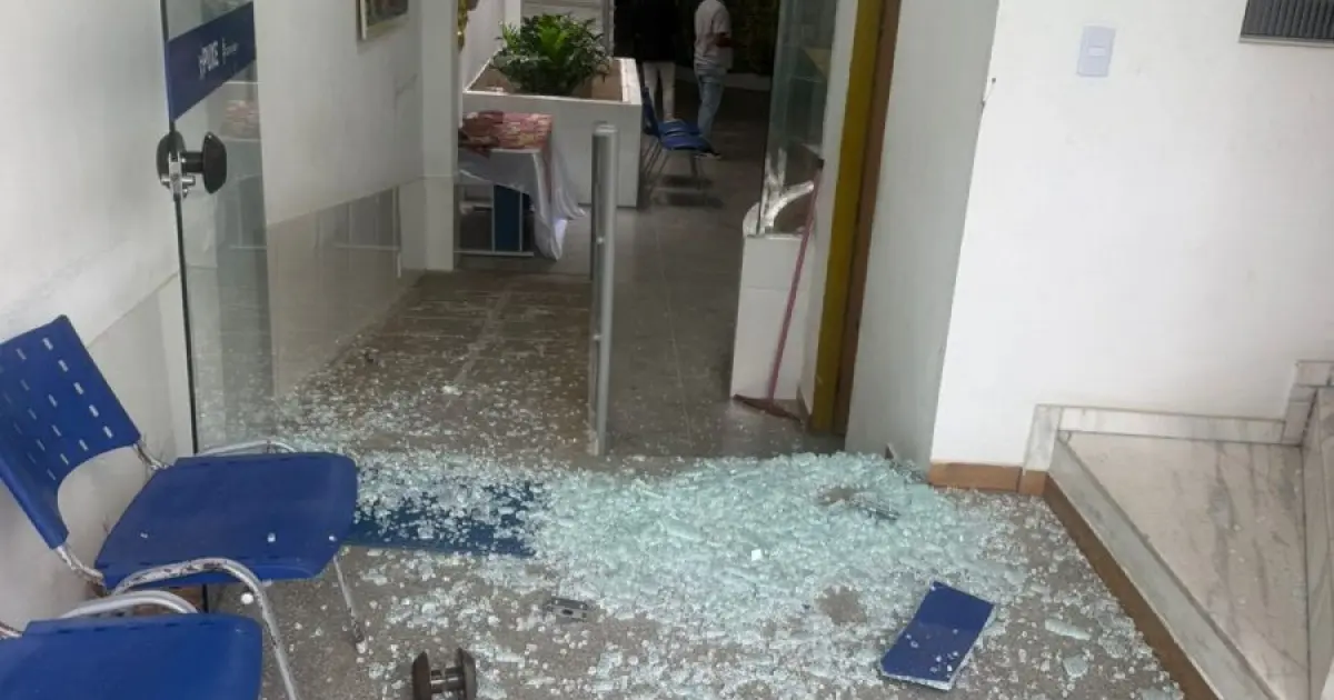 Réu tenta fuga durante julgamento no interior baiano e quebra porta de vidro