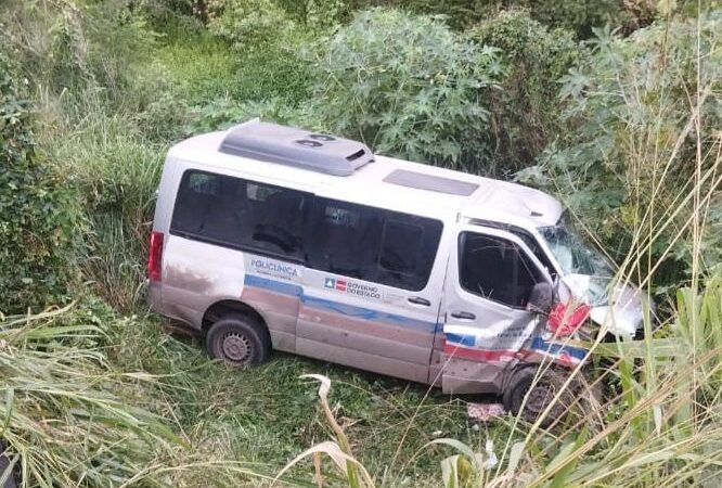 Van que transportava pacientes de Iraquara para a Policlínica de Itaberaba se envolve em acidente na BR-242 e deixa 16 feridos