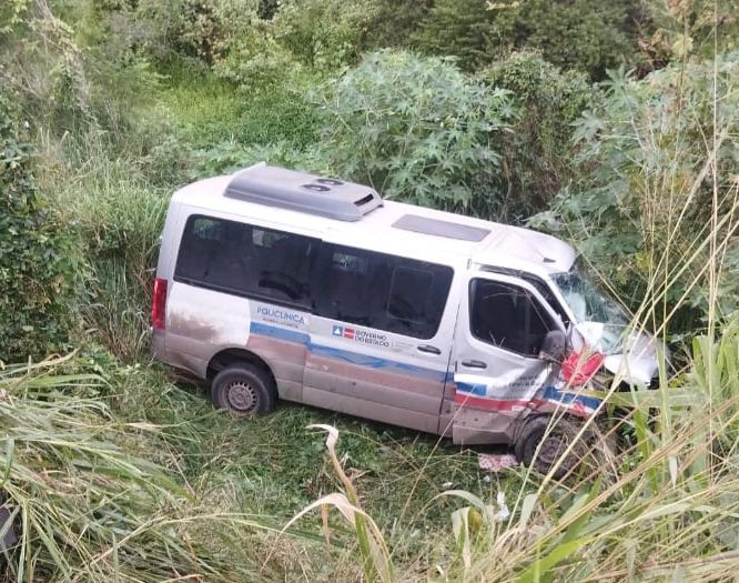 Van que transportava pacientes de Iraquara para a Policlínica de Itaberaba se envolve em acidente na BR-242 e deixa 16 feridos