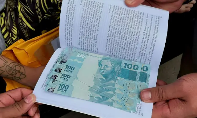 Homem é preso em Irecê após receber encomenda com livro contendo R$ 1 mil em moeda falsa; Polícia Civil age após denúncia da PF