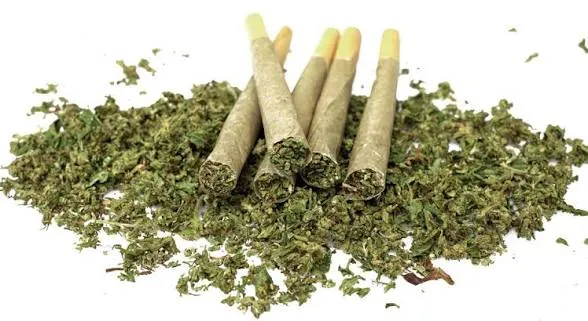 Dois homens são presos em flagrante por suspeita de tráfico de drogas na feira livre de Utinga