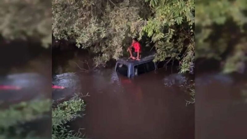 Estudantes são resgatados após van escolar perder freios e cair em rio no Recôncavo baiano