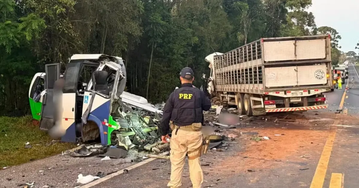 Acidente deixa 22 mortos e 5 feridos após colisão entre micro-ônibus e carreta