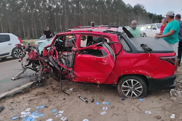 Ultrapassagem termina em acidente com quatro mortos e sete feridos no sul da Bahia