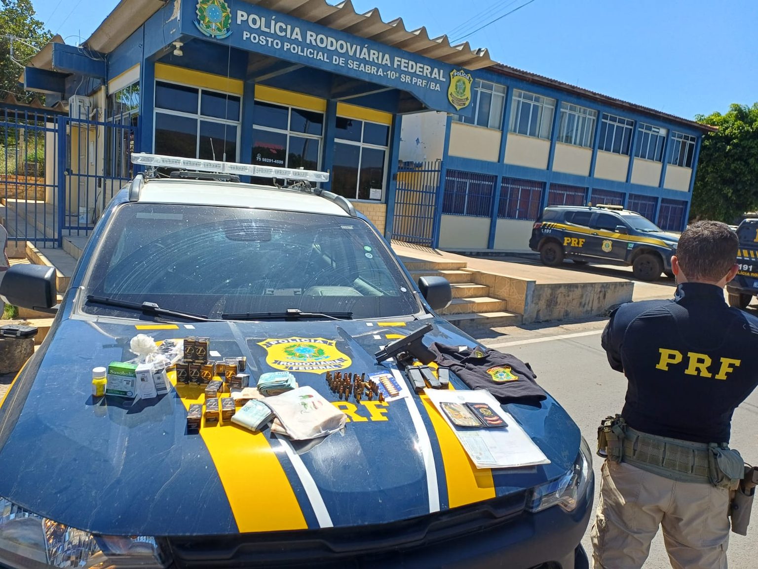 PRF apreende arma de fogo, anabolizantes ilícitos, eletrônicos e mais de R$ 19 mil em espécie na BR-242, em Palmeiras (BA)