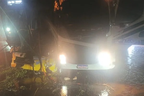 Acidente entre ônibus e caminhão-guincho deixa uma vítima fatal e feridos na BR-407, em Capim Grosso