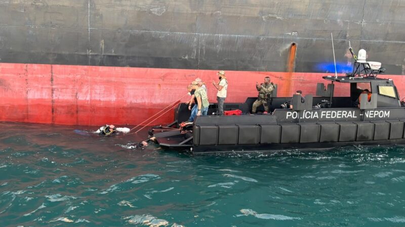 Mergulhadores da PM e PF localizam droga escondida em navio com destino à Europa na Bahia